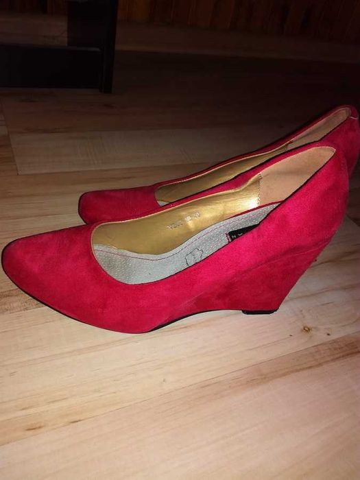 welurowe czółenka na koturnie