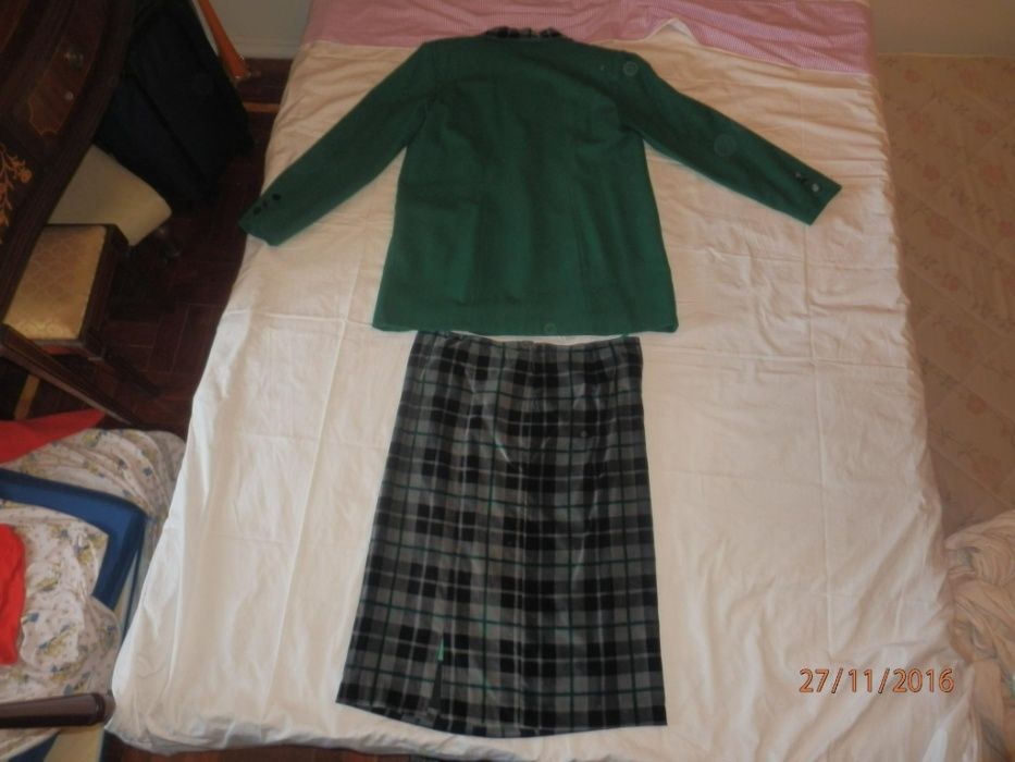 Conjunto de casaco verde e saia xadrez de senhora tamanho M