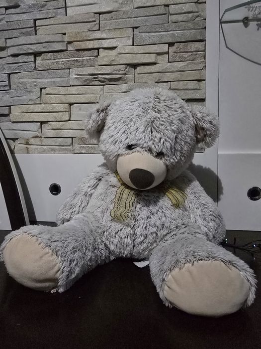 Плюшевый медведь с бантом