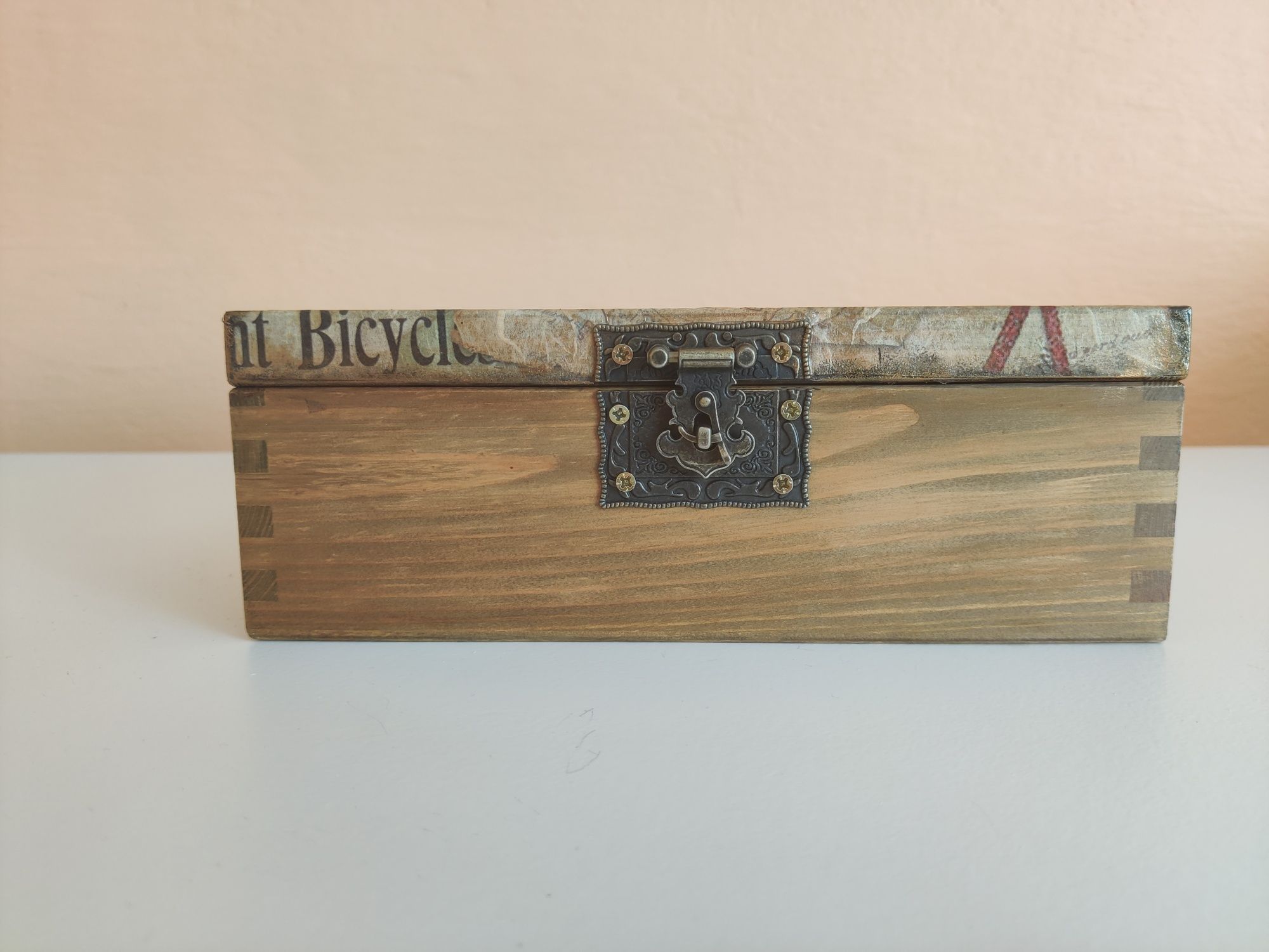 Drewniana szkatułka z motywem podróżniczym