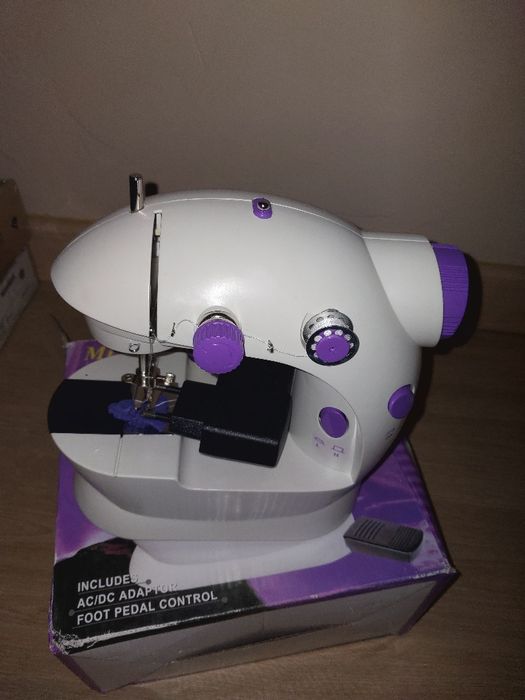 Máquina de Costura Mini SM-202A USADA (Ótimo Estado, Completa)