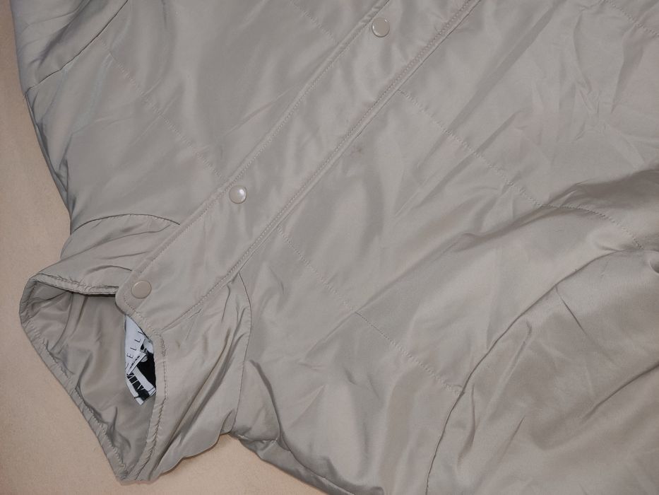 Куртка нюдового бежевого универсального цвета