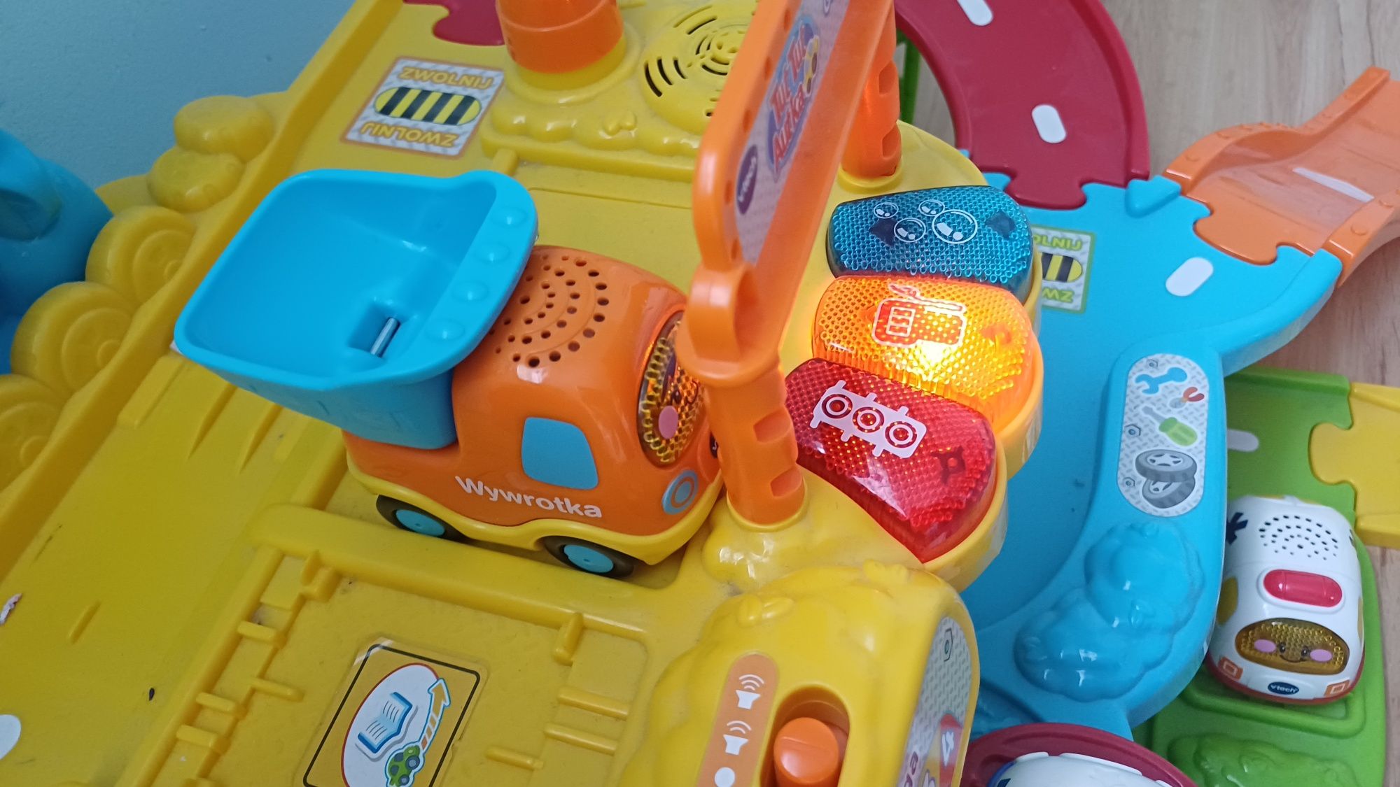 Garaż Vtech Tut Tut autka 5 autek w zestawie