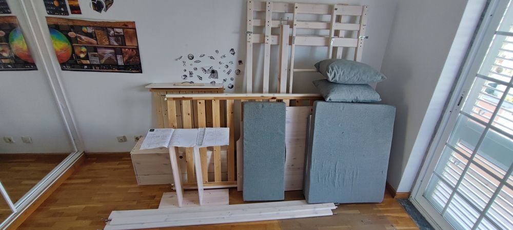 Beliche Flexa em pinho branco com secretária e sofá – 2ª mão