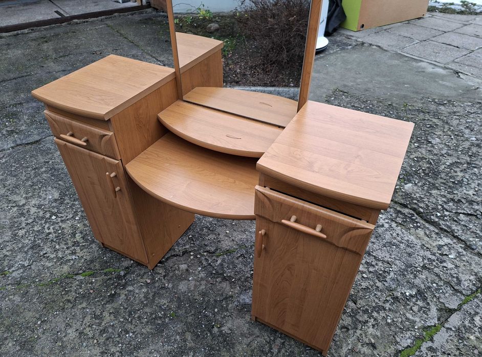 Toaletka dwie szafki lustro używana