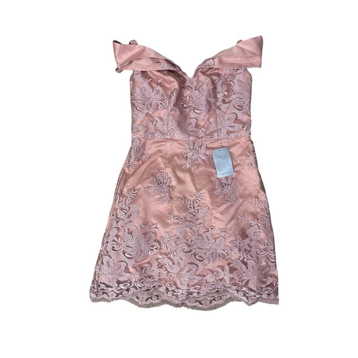 Нарядное платье на выпуск или свадьбу атласное розового цвета Chi Chi