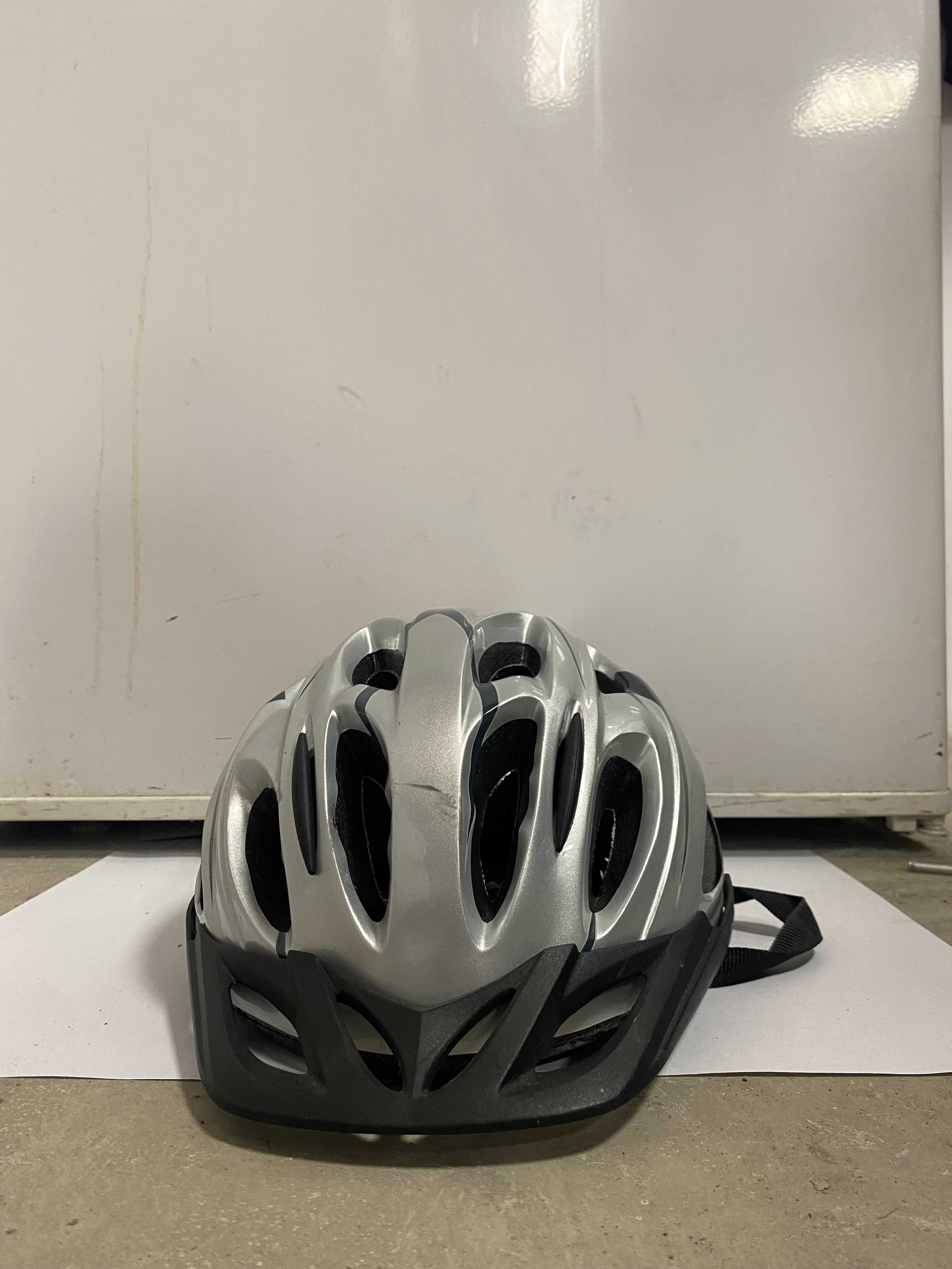 Kask rowerowy srebrno-czarny – wentylowany i wygodny