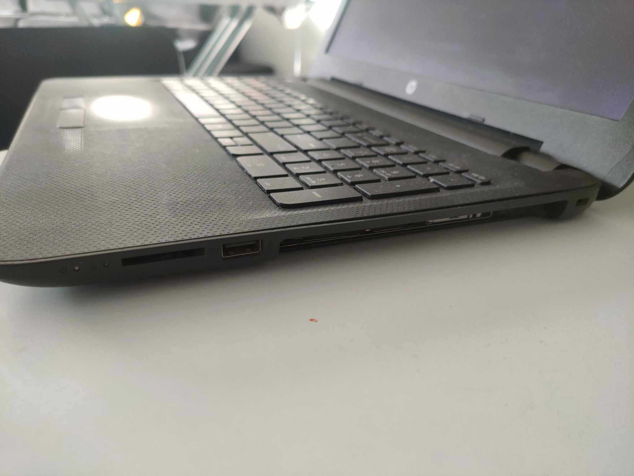 Laptop HP 250 G4 i3 4 GB RAM 500 GB HDD