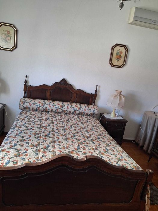 quarto:cama,cómoda,cabeceiras,espelho,cadeiras e colchão, bom estado.