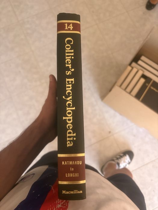 Coleção de 21 volumes de Collier’s Encyclopedia +Dicionario +Year book