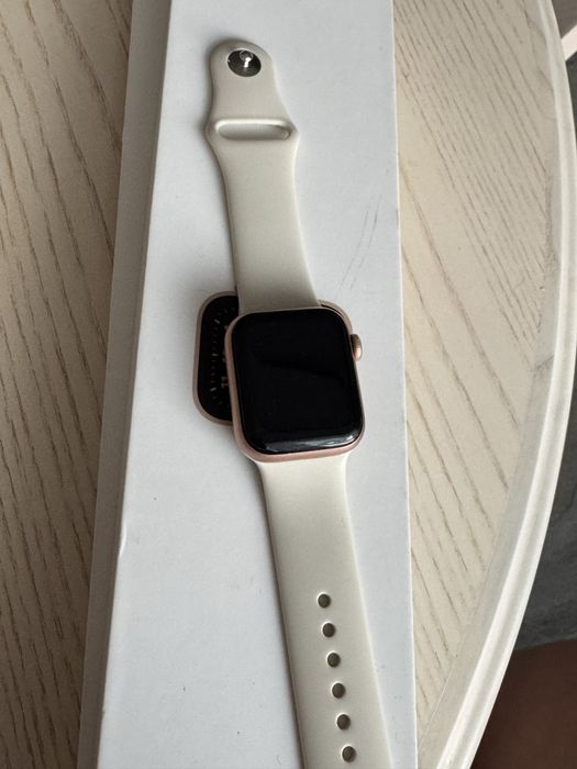 Продам Apple Watch SE 2020 rose gold