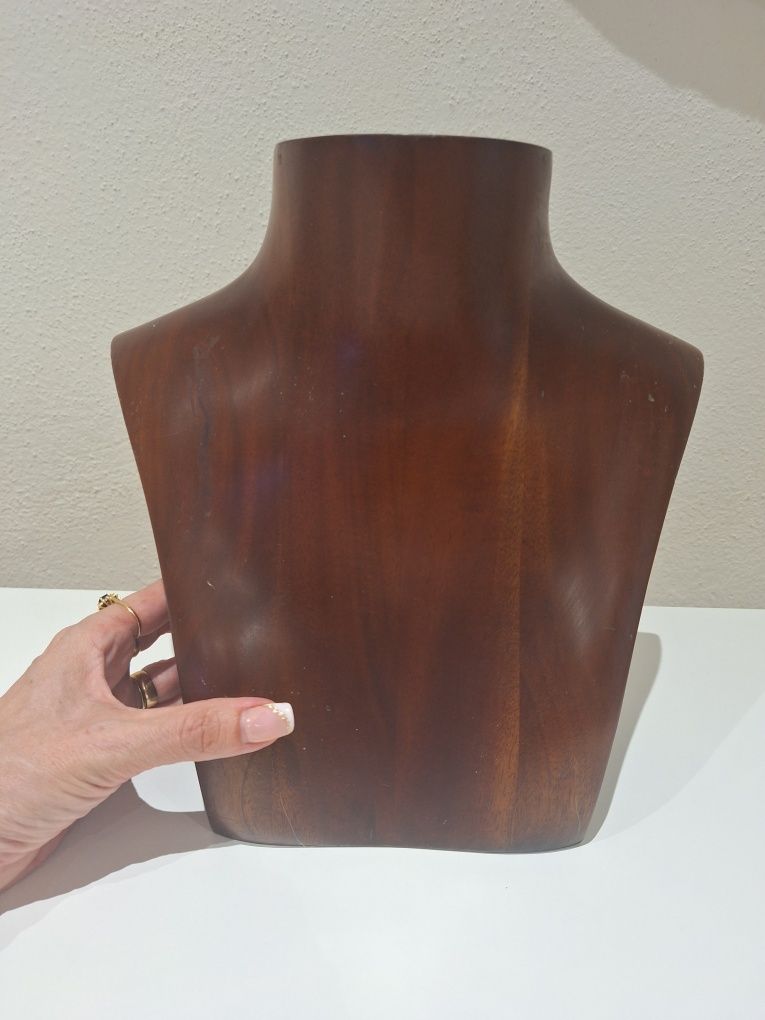 Busto em madeira para exposição de colares