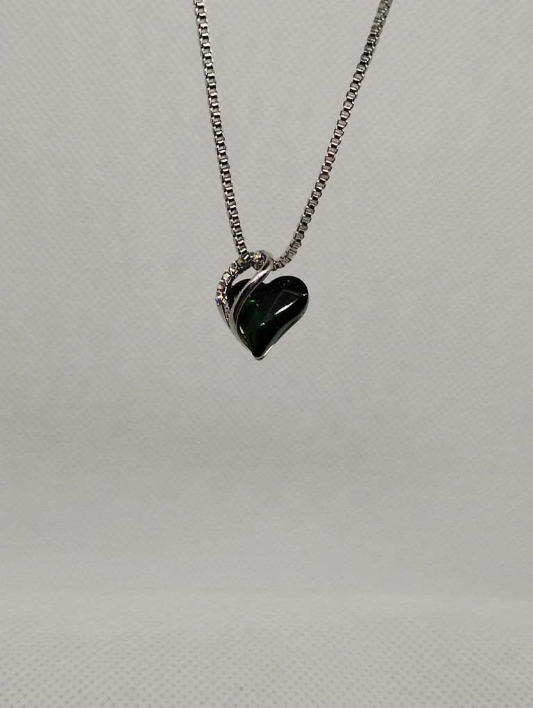 Łańcuszek z zawieszką kryształowe serce zielone zieleń butelkowa