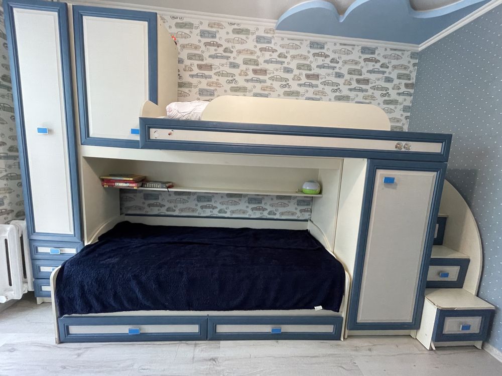Двоповерхове ліжко з шухлядами та шафою