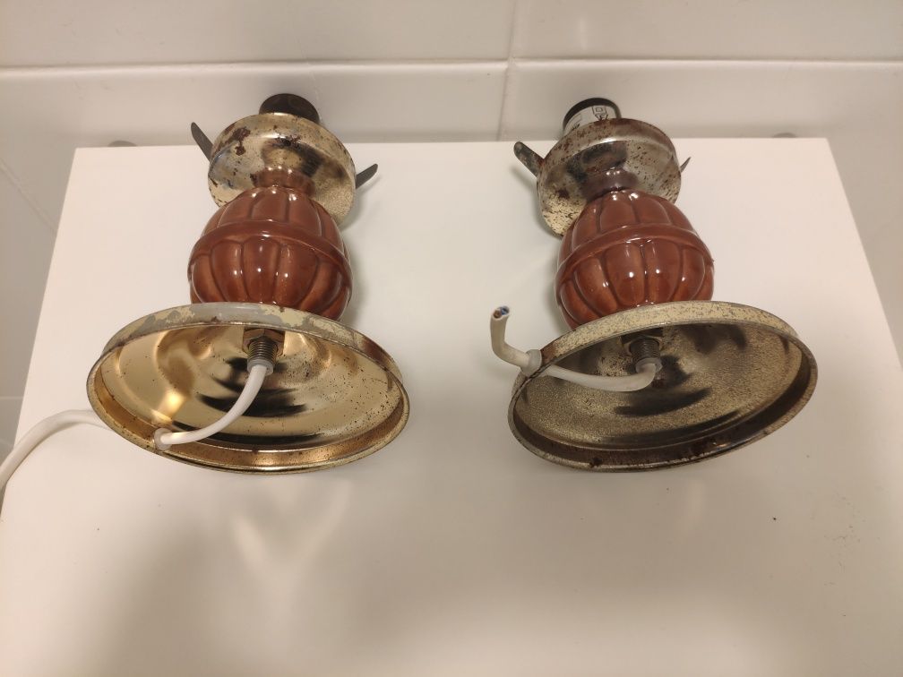 Dois candeeiros vintage, em cerâmica e metal, para restaurar