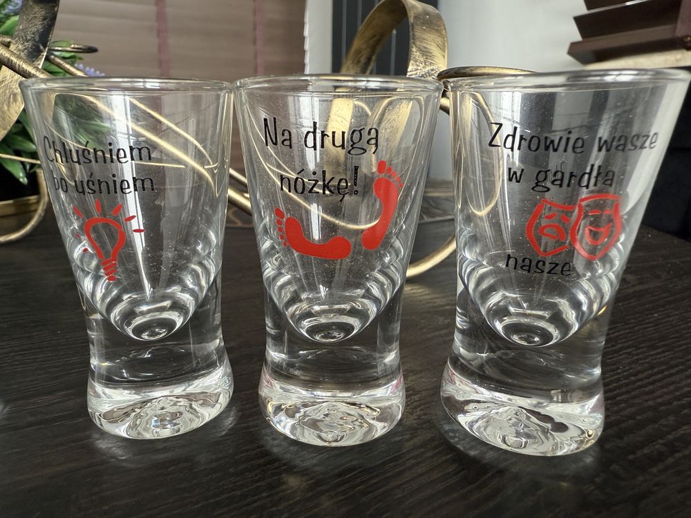 Stojak na alkohol z ciekawymi kieliszkami w komplecie