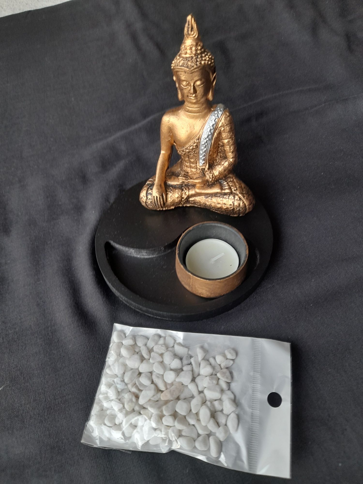 Jardim zen com vela e buda tailandês