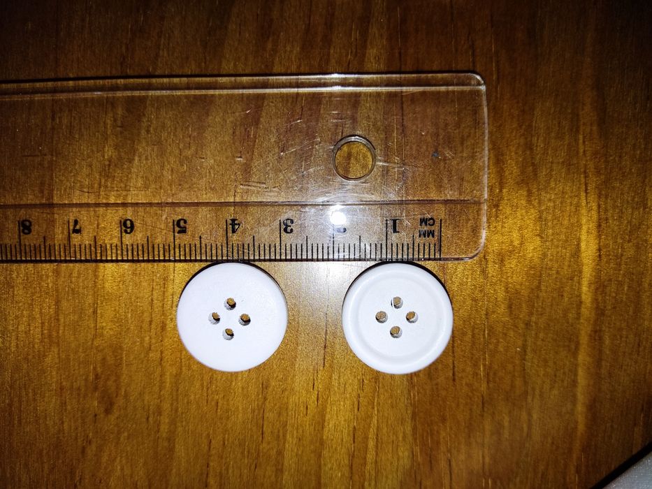 Vendo 50 Botões brancos