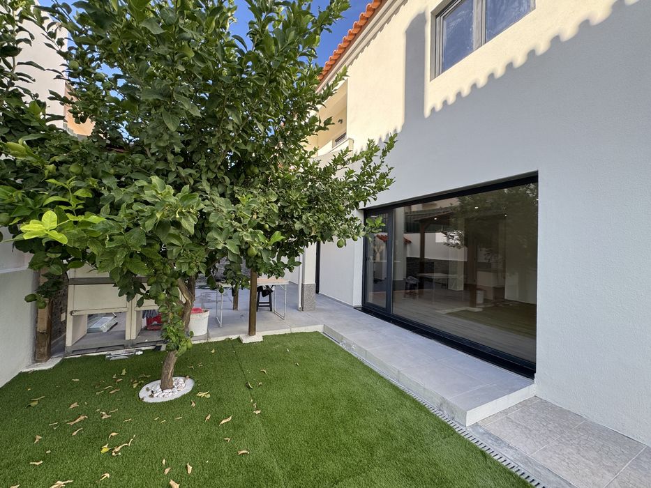 Moradia T4 nova com Jacuzzi, jardim privado e acabamentos de luxo