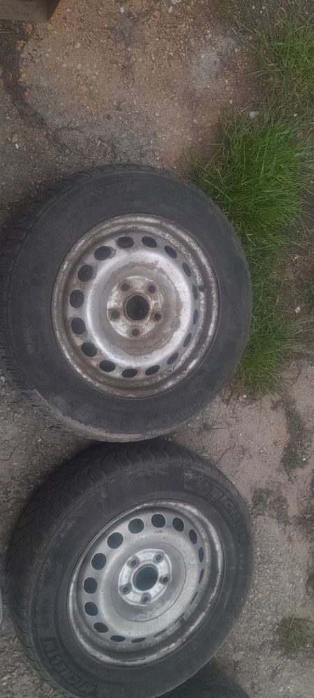 Продаю диски  R15 з зимовою резиною та ковпаками (5x112)