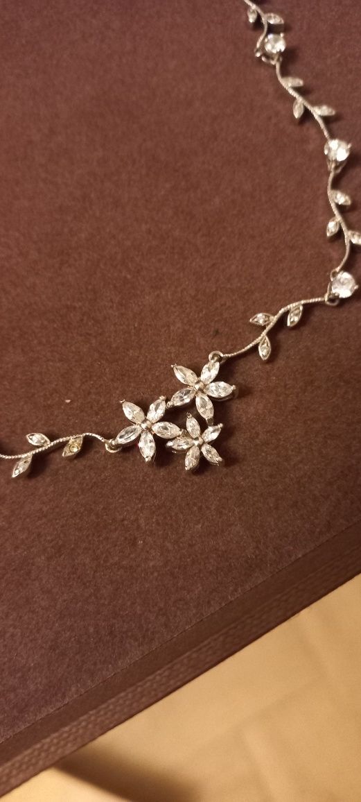 Naszyjnik srebrny z cyrkoniami wzór liście i kwiaty