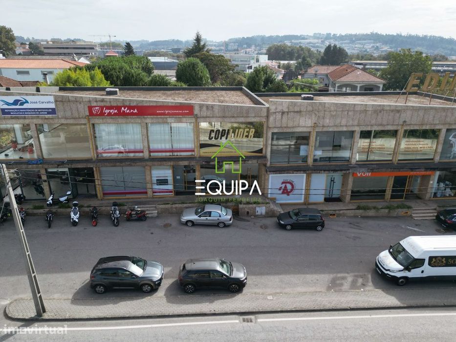 Loja licenciada para comércio e serviços com 3 pisos, em Aldeia Nova