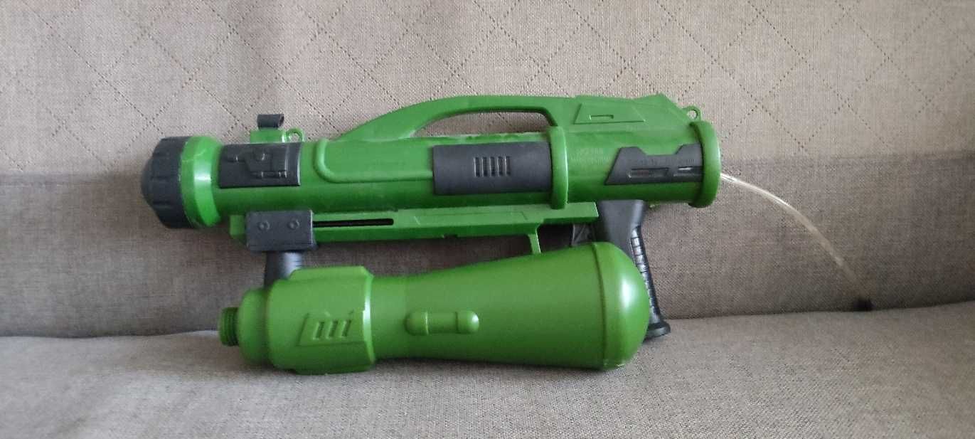Pistolet na wodę. Bazuka.