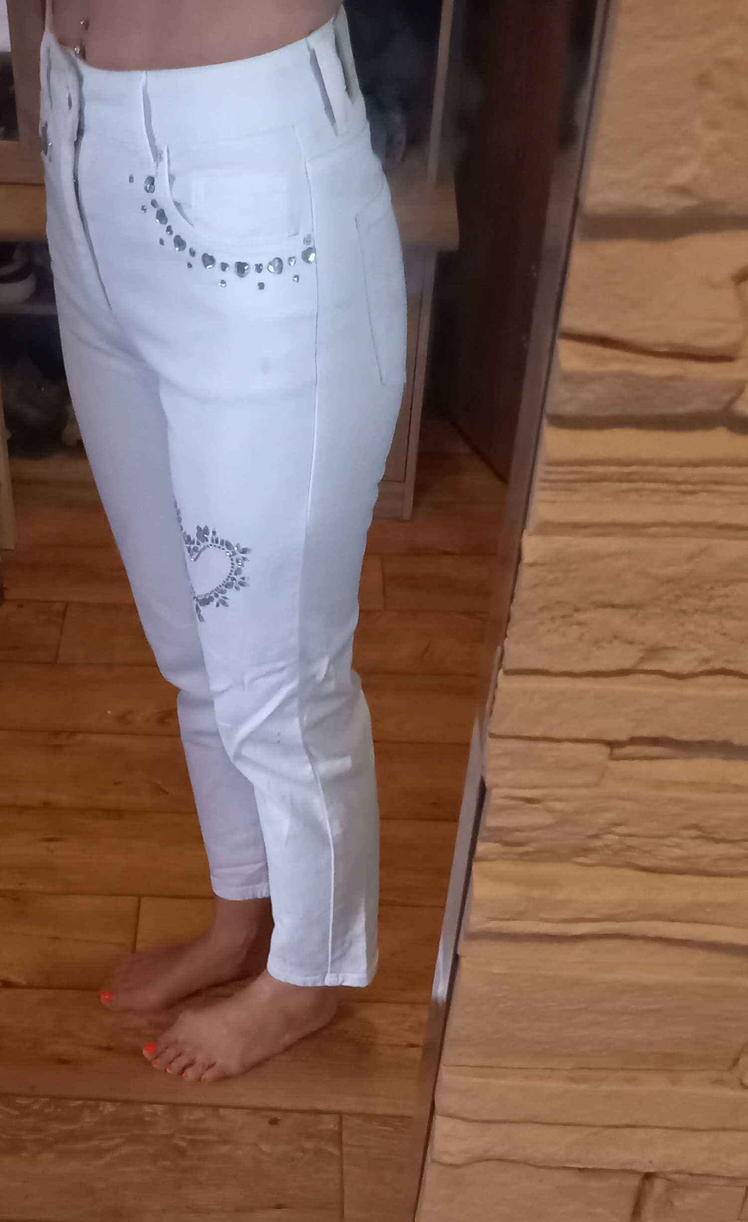 Spodnie białe dzinsowe roz.xs z Sercem firmy Queen Hearts
