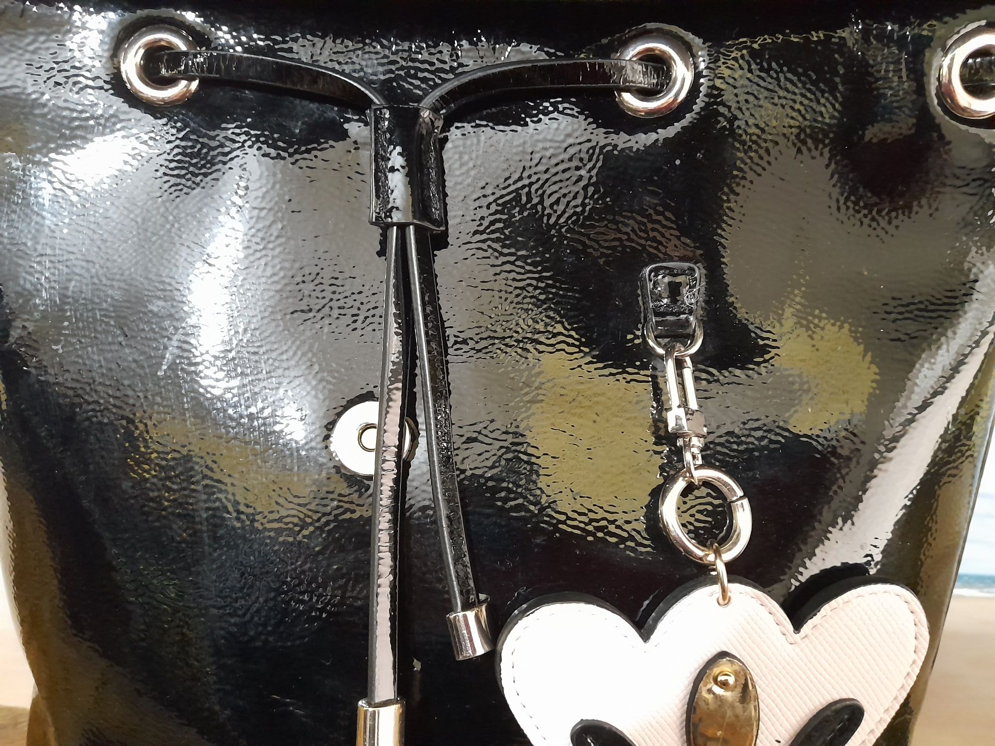 Оригінал Guess лаковий рюкзак з брелоком