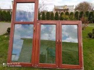 Dwa okna i drzwi balkonowe