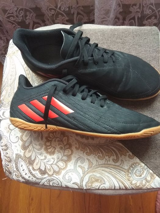 Футзалки adidas.