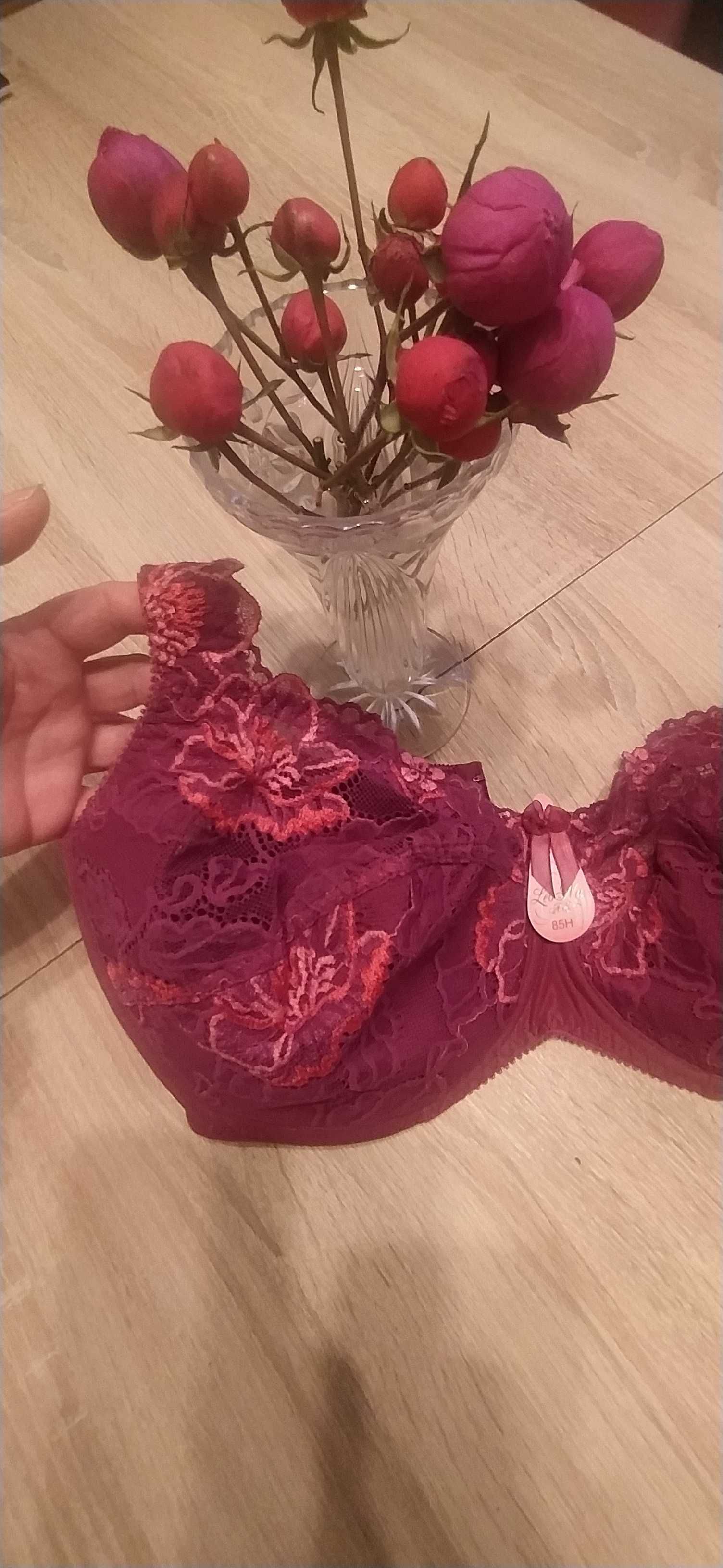 Stanik na 85H .z fiszbinami pod miseczką zapięcie na 2 haftki.