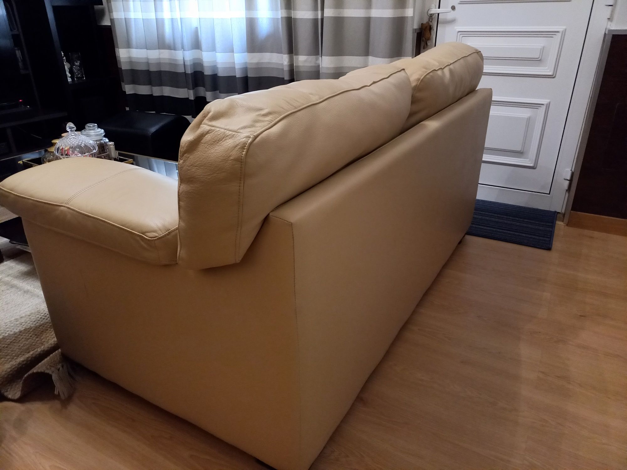 Sofa de dois lugares confortavel em bom estado  cor castanho suave