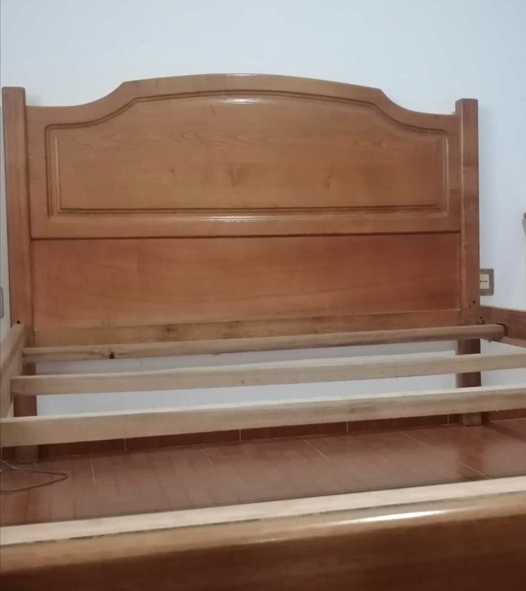 Cama de casal castanha