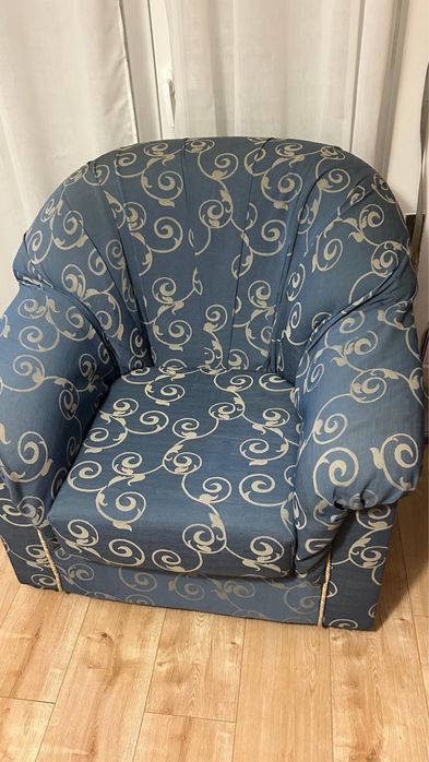 Poltrona azul com detalhes em dorado
