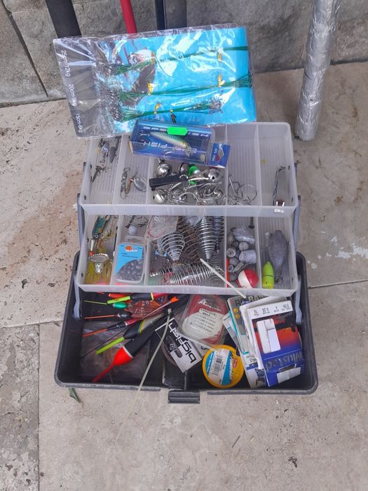 3 Canas de pesca usadas encluindo os acessórios.