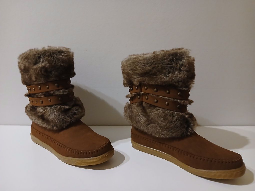Botas castanhas com pêlo