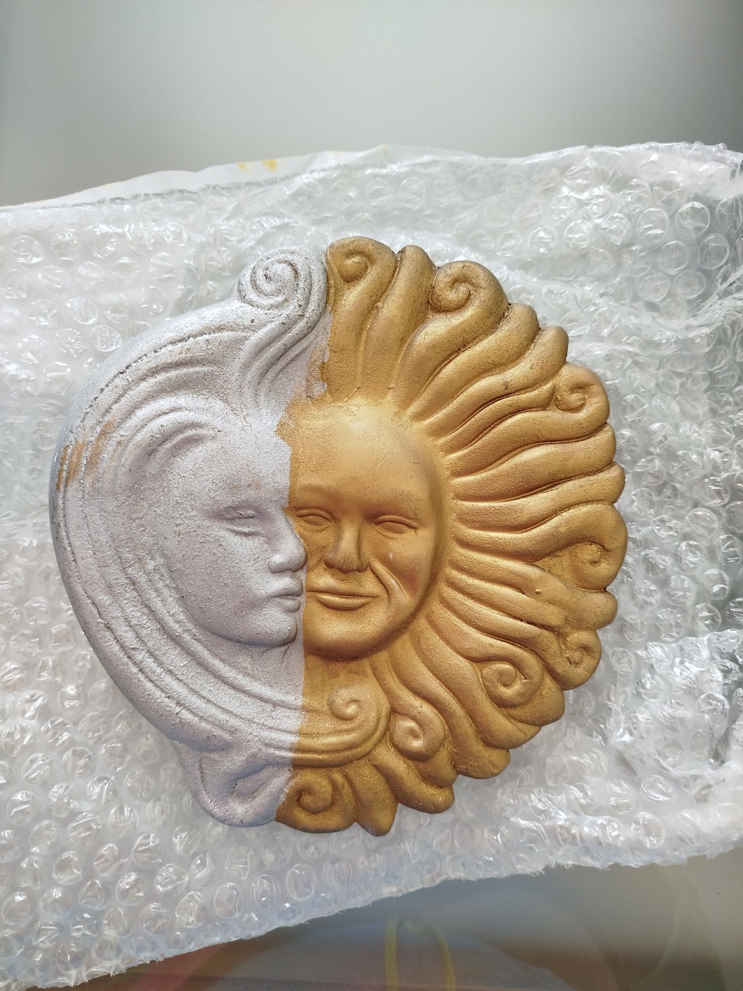 Sol e lua em gesso