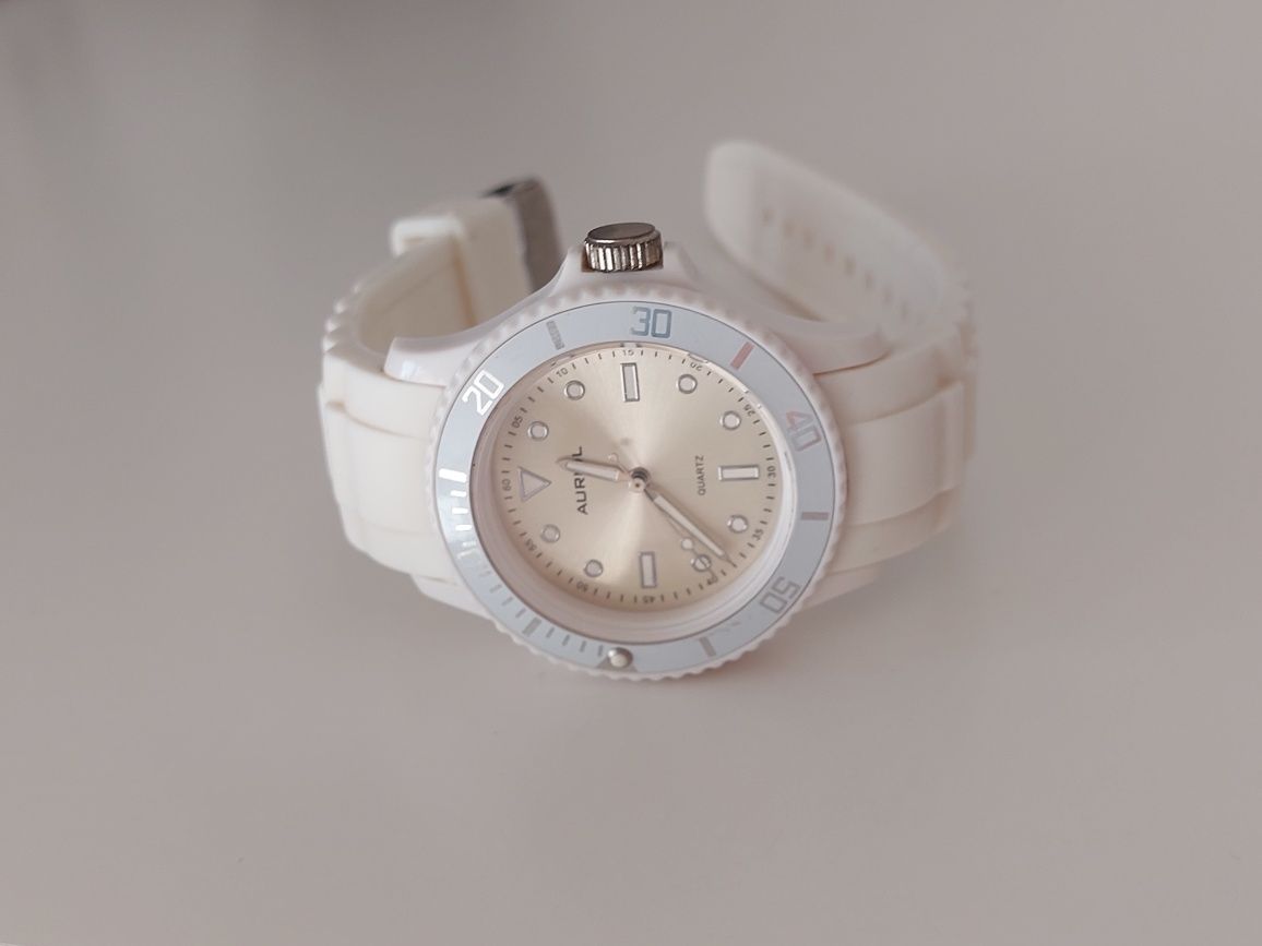 Relógio com bracelete branca