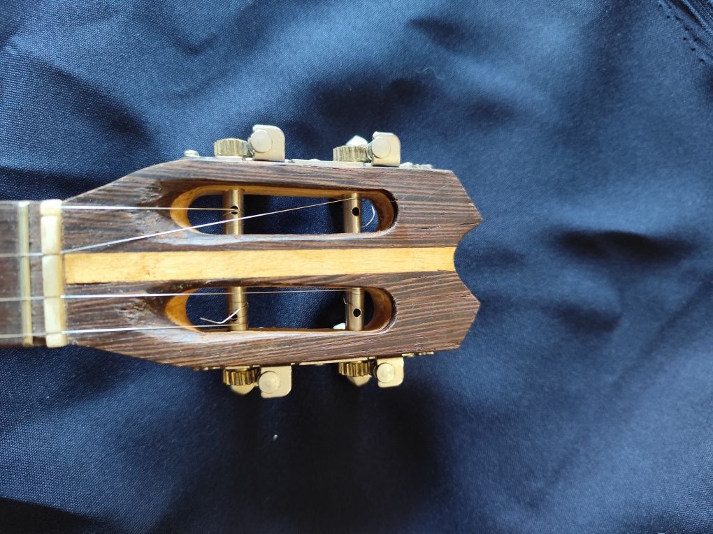Cavaquinho português, construído em panga panga, muito bonito