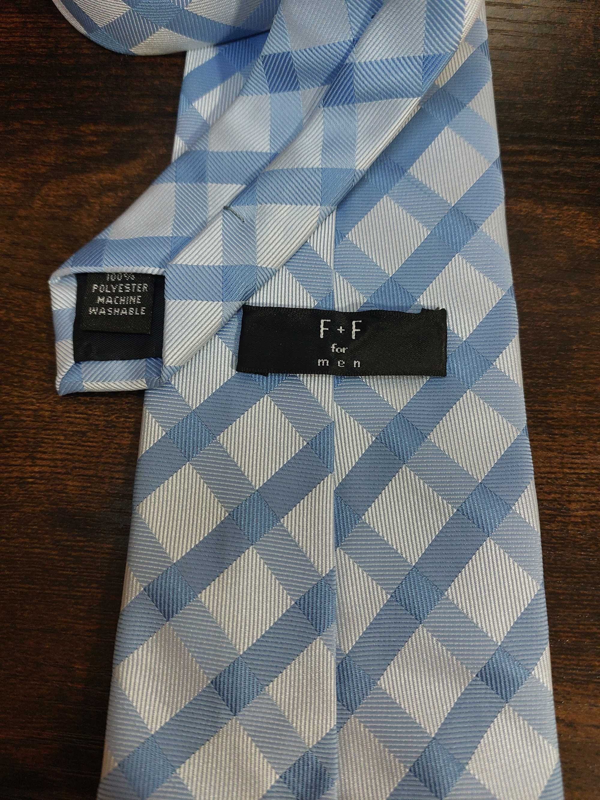 Krawat błękitny w niebieską kratę.