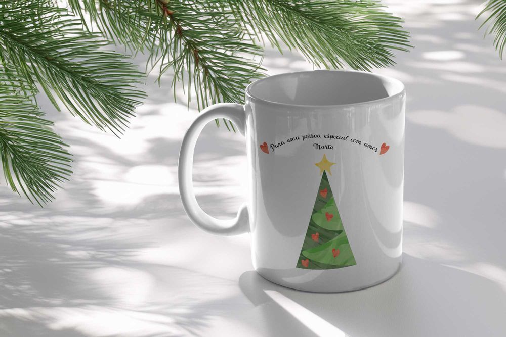 Caneca de Natal com árvore e nome personalizado