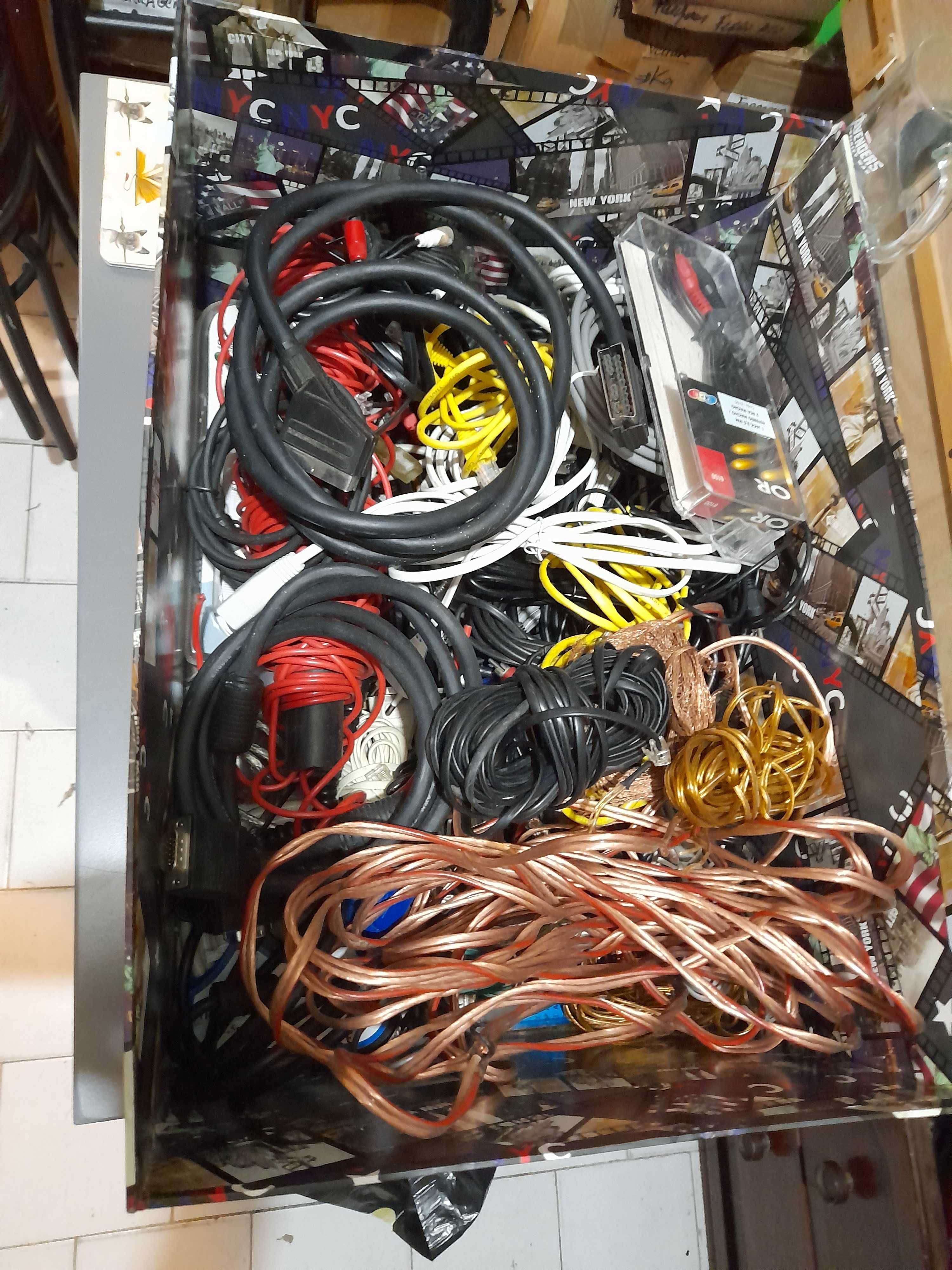 Fios elétricos, som, telefone ,cabos PC ,TV num total de 100