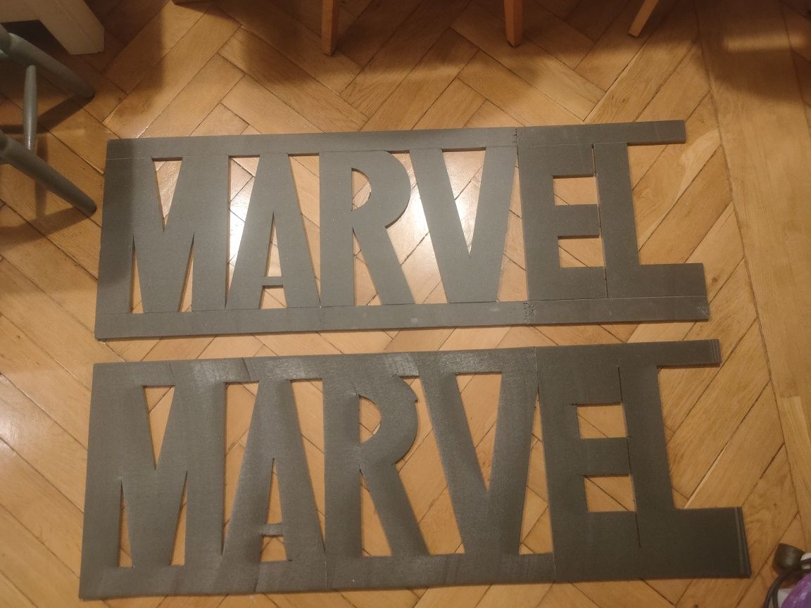 Marvel napis na ścianę