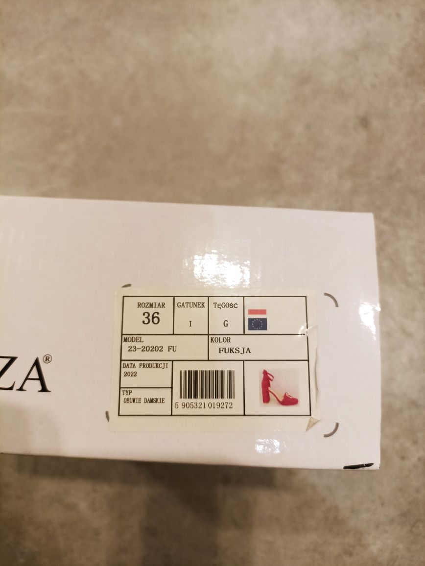 Sandały na słupku