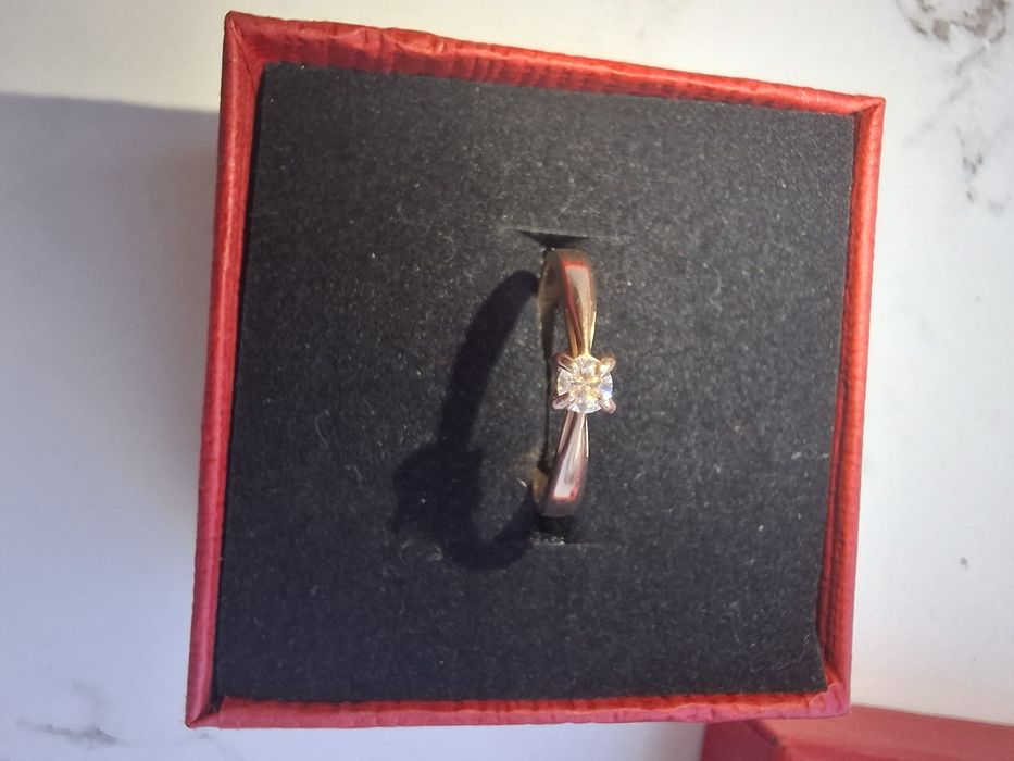 Золота каблучка з діамантом 16р.