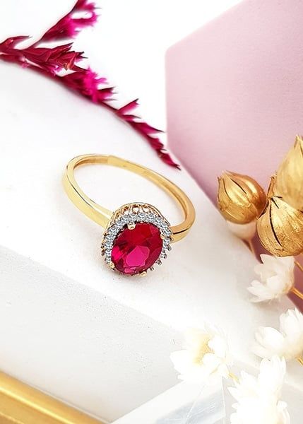 Złoty pierścionek z różowym oczkiem