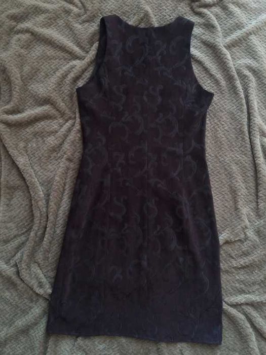 Brązowa krótka sukienka z przecięciem