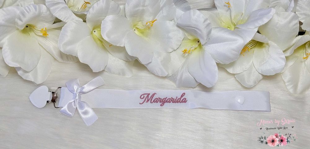 Prende-Chuchas /Chupeta - Bordado e personalizado c/ laço