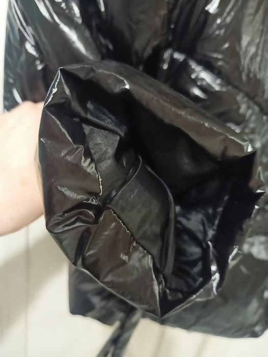 Czarna błyszczą kurtka puchowa oversize